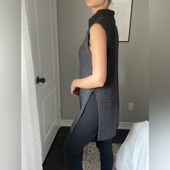 Sleeveless Knit Mockneck - Picture 2 of 3